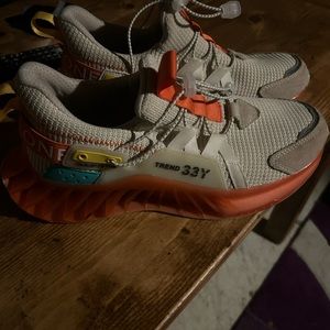 Barley worn nice tennis shoes